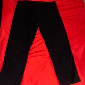 Vera Wang black legging style capri pants